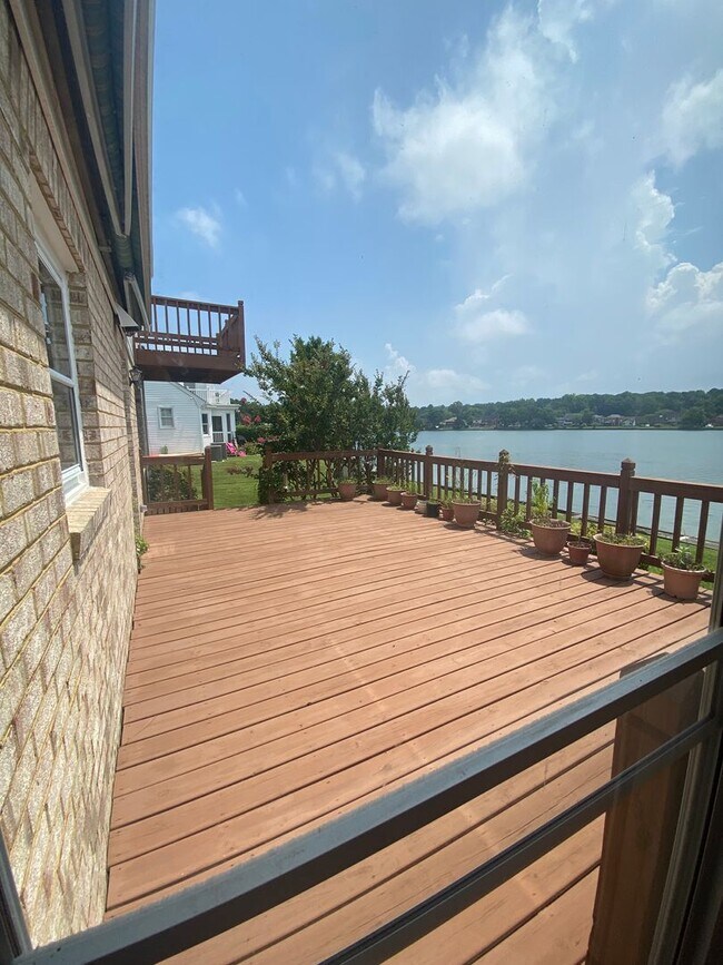Building Photo - Plantation Lakes