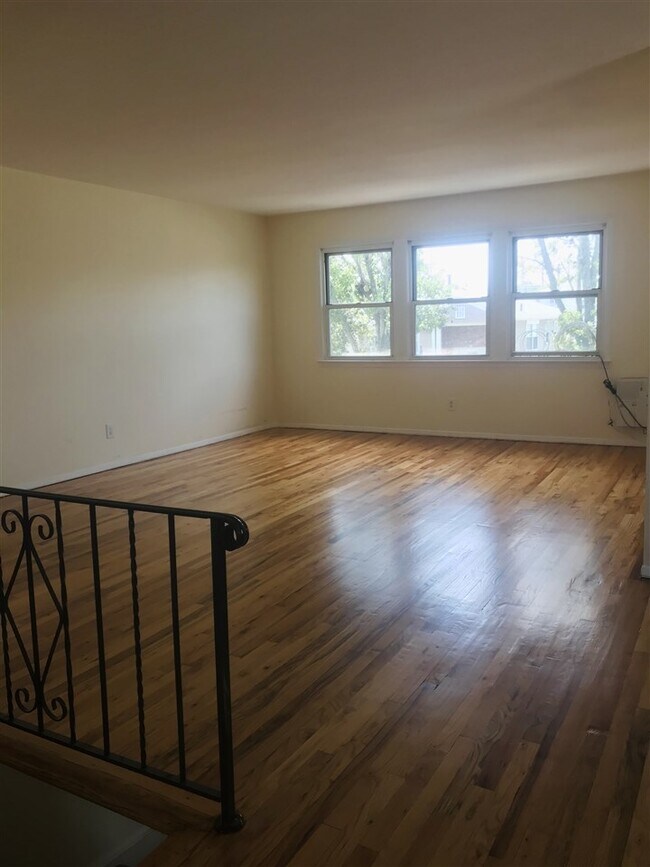 Foto del edificio - 44 Briarwood Rd
