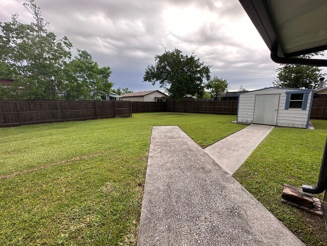 Foto del edificio - Convenient to Tyndall, less than a block t...