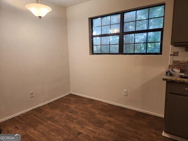 Foto del edificio - 663 Scales Rd NW