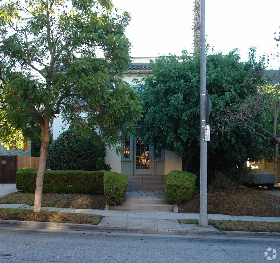 Building Photo - 816-818 N La Fayette Park Pl