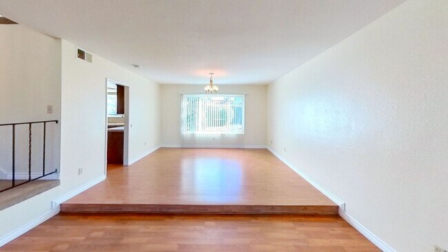 Foto del edificio - Price Reduction! Large 4 Bedroom, 2.5 Bath...