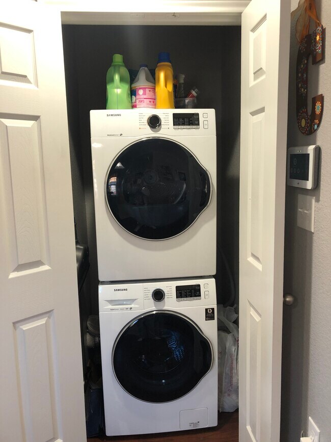 Washer &amp; Dryer unit - 4813 Lyndon Dr