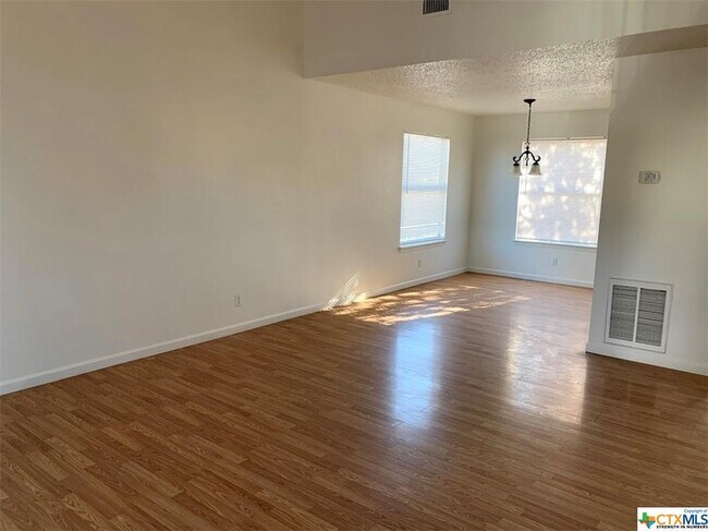 Building Photo - 2402 Bluejay Dr