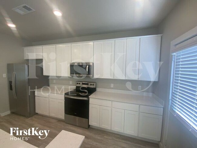 Building Photo - 325 Nima Ln