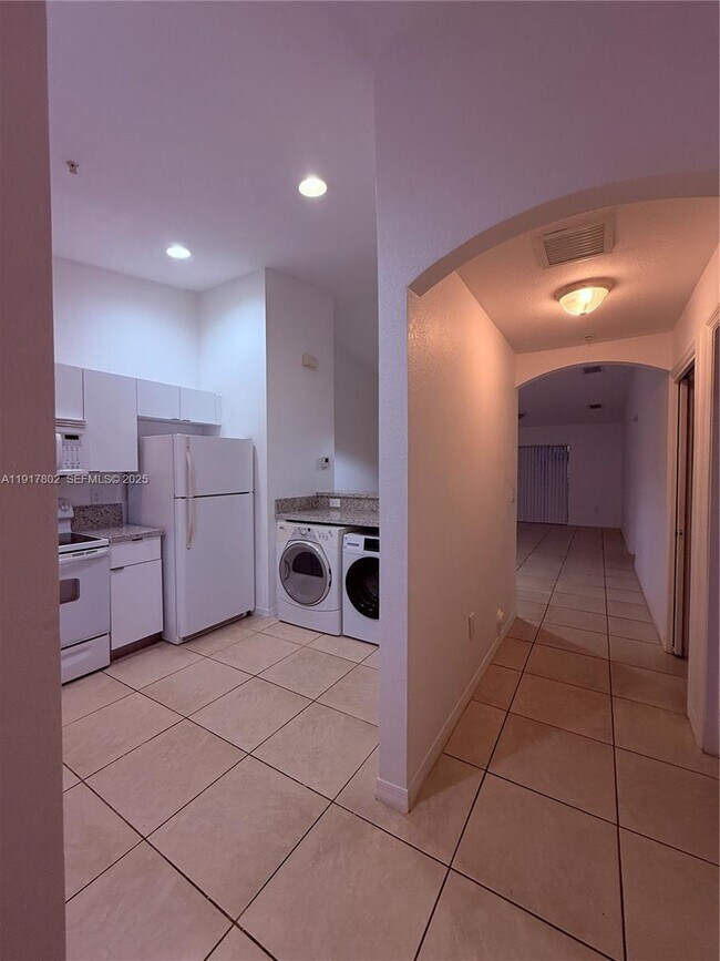 Building Photo - 3820 SW 48th Ave