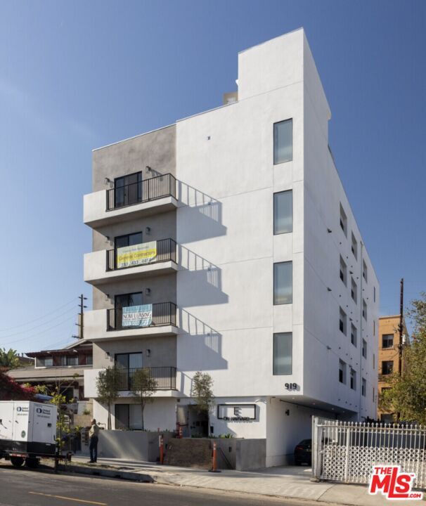 Building Photo - 919 S Harvard Blvd