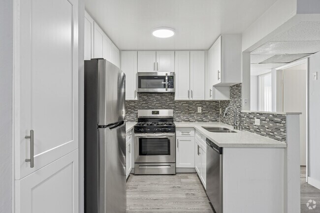2 habitaciones, 2 baños - 800 pies cuadrados - Cocina - Meridian Hollywood