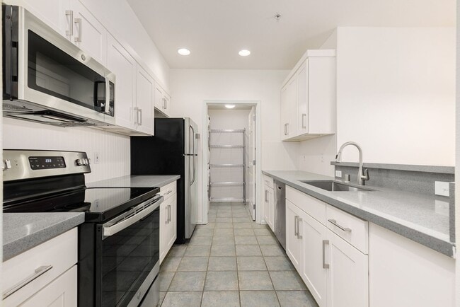 Building Photo - 2 Bedroom 1.75 Bath Condo - Seattle