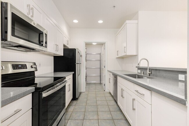 Building Photo - 2 Bedroom 1.75 Bath Condo - Seattle