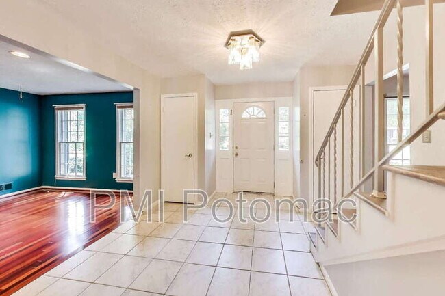 Foto del edificio - 1718 Crestview Dr