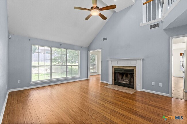 Foto del edificio - 714 Silver Creek Dr
