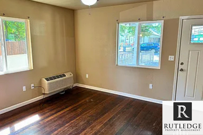 Building Photo - Adorable 2 bedroom home in Medford!