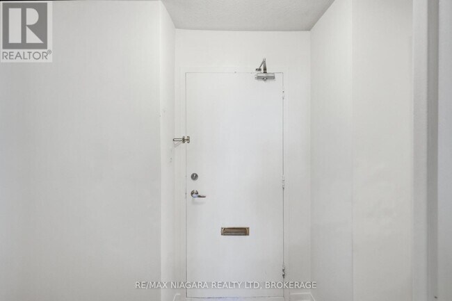 Photo du bâtiment - 35 Towering Heights Blvd