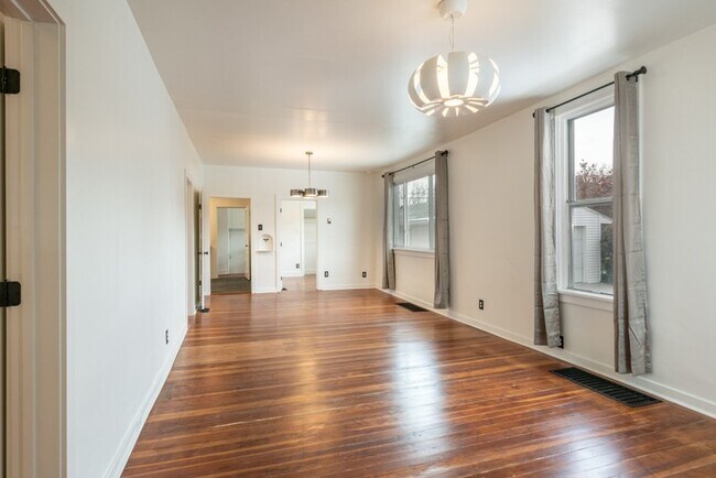 Foto del edificio - 756 Glendale St W