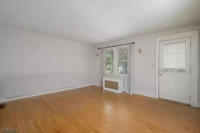 Foto del edificio - 101 Maple Ave