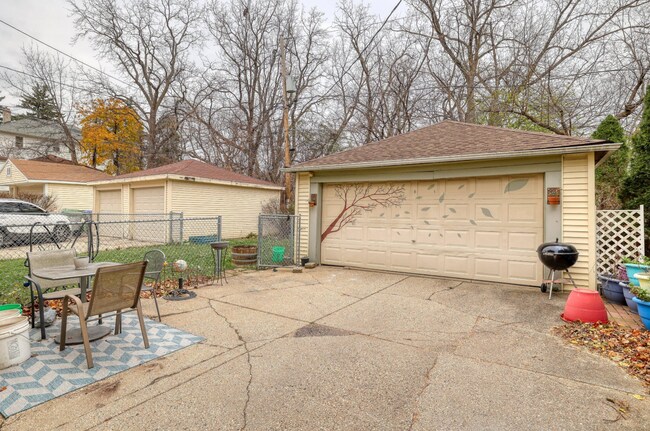 Cochera - 1056 N 46th St