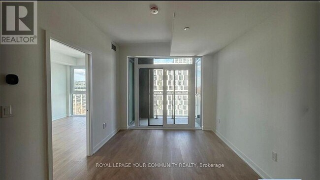 Photo du bâtiment - 1037 The Queensway