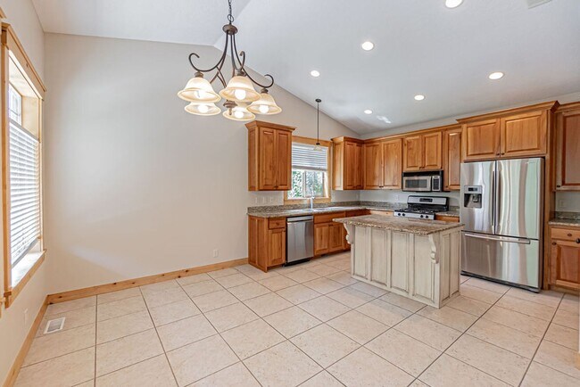 Building Photo - Beautiful- 5 bed/3 bath, 3 car garage and ...