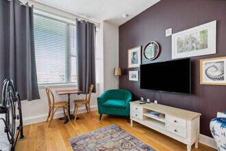 Building Photo - 925 Common St