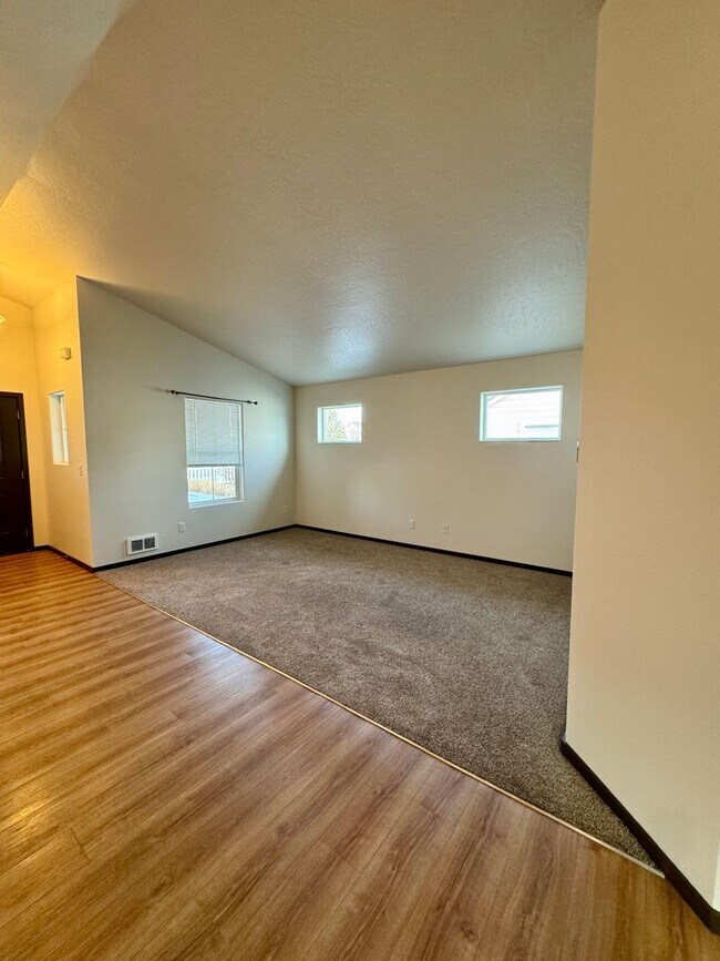 Foto del edificio - 2-Bed Home with Bonus Room & Large 2-Car Garage in Coeur d’Alene