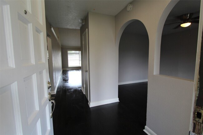 Foto del edificio - 409 Riverbend St