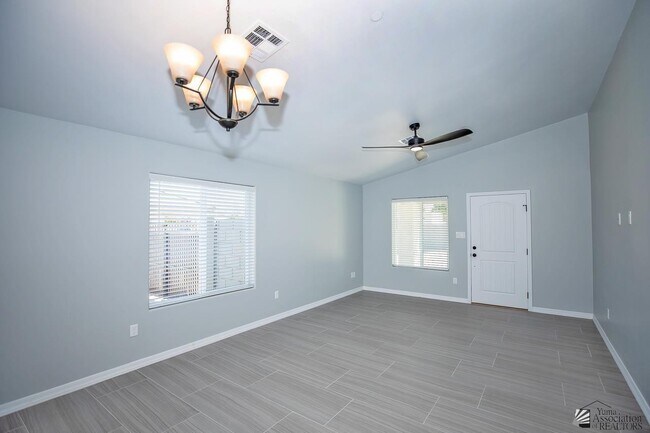 Foto del edificio - 3710 W 5th St