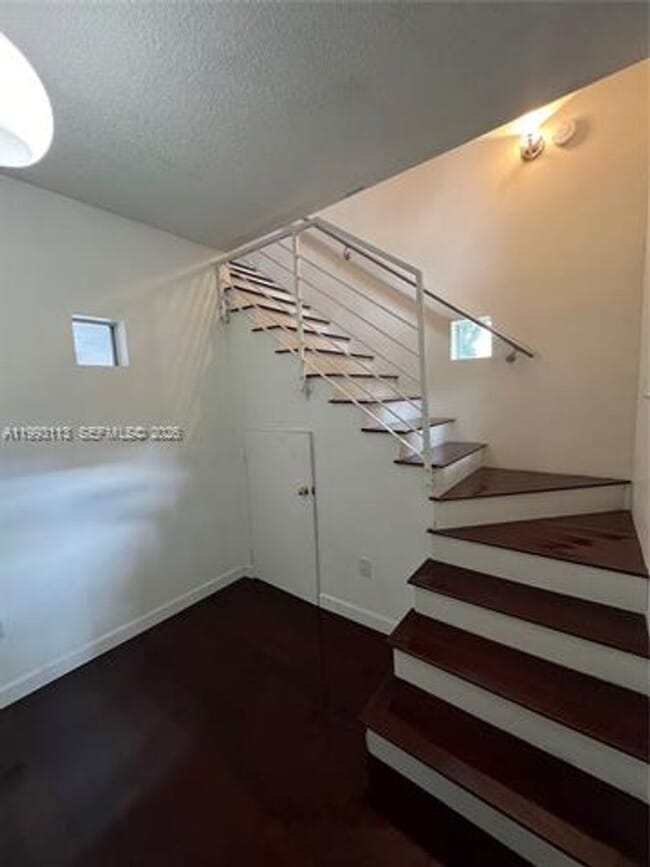Foto del edificio - 261 Navarre Ave