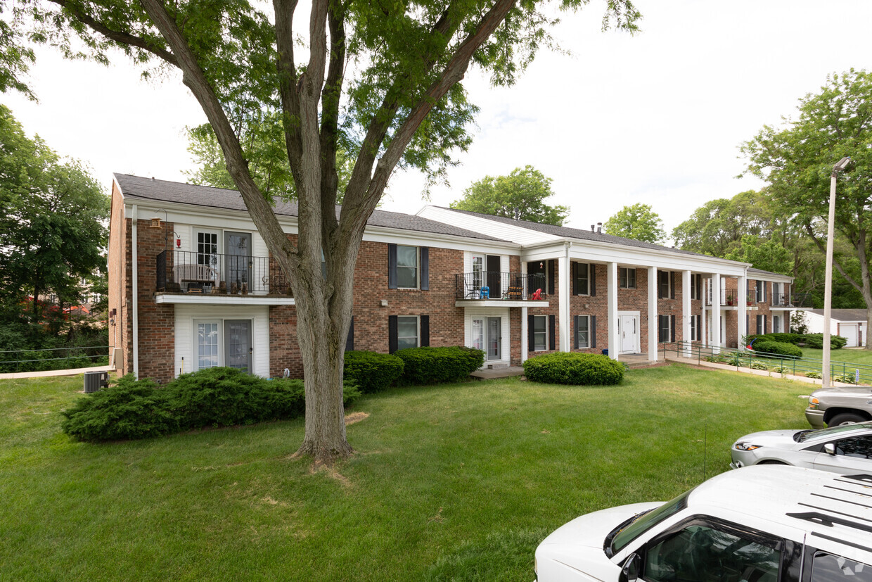 Primary Photo - Surrey Ridge Apartments