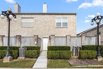 Building Photo - 310 Wilcrest Dr