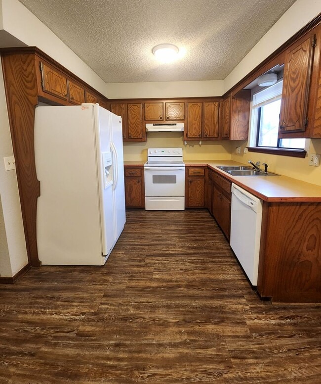Building Photo - Spacious 3 Bedroom, 2 Bath Home Available ...