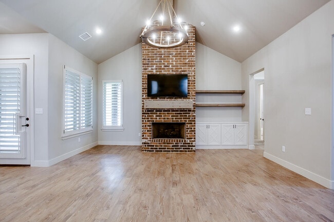Building Photo - 13801 Raleigh Ave