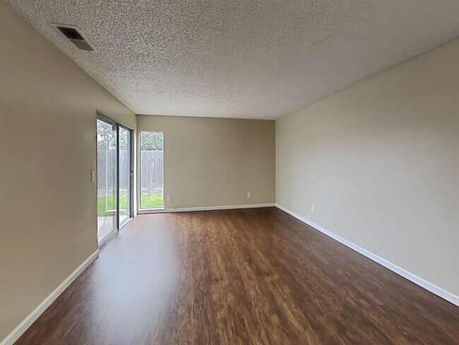 Foto del edificio - 5821 Longs Peak Pl