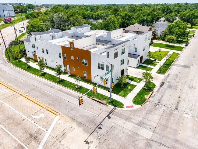 Foto del edificio - 2505 Benbrook Blvd