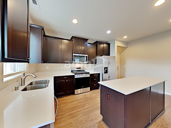 Building Photo - 259 Jasmine Ln N