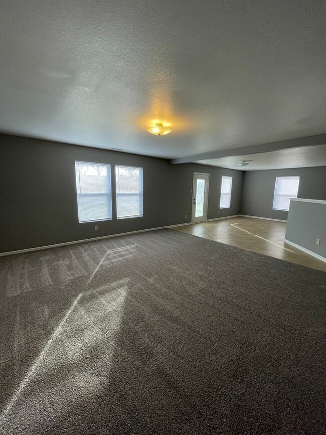 Foto del edificio - Shelbyville - 3 BR  home with loft