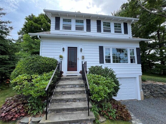 Building Photo - 10 Riverview Dr