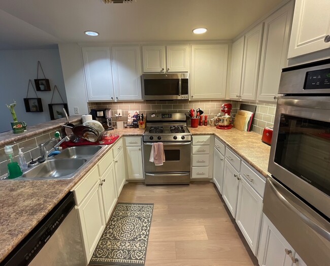 Kitchen - 4600 Don Lorenzo Dr