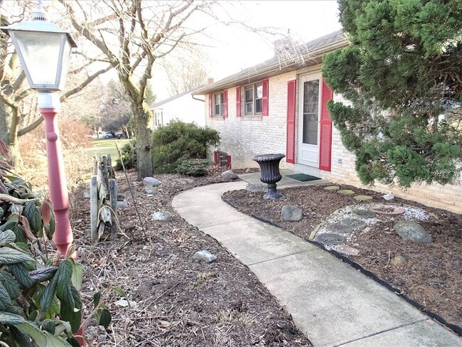 Building Photo - 1357 E Oregon Rd