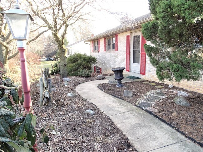 Foto del edificio - 1357 E Oregon Rd