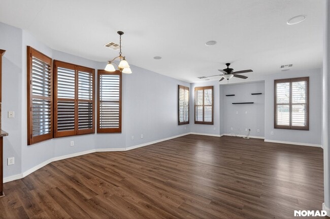 Building Photo - 2140 W Desert Ln