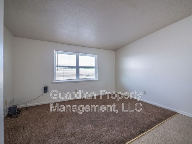 Building Photo - 1115 N College Dr