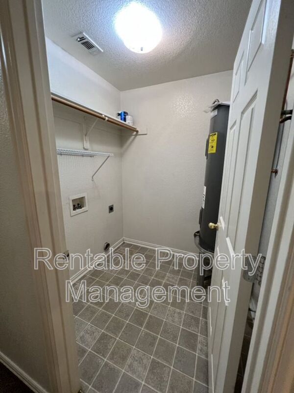 Foto del edificio - 1104 Turkey Creek Ct