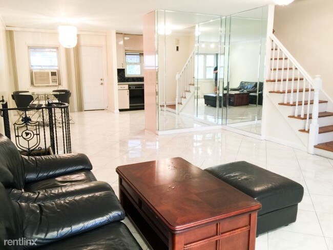 Foto del edificio - 2033 E 68th St