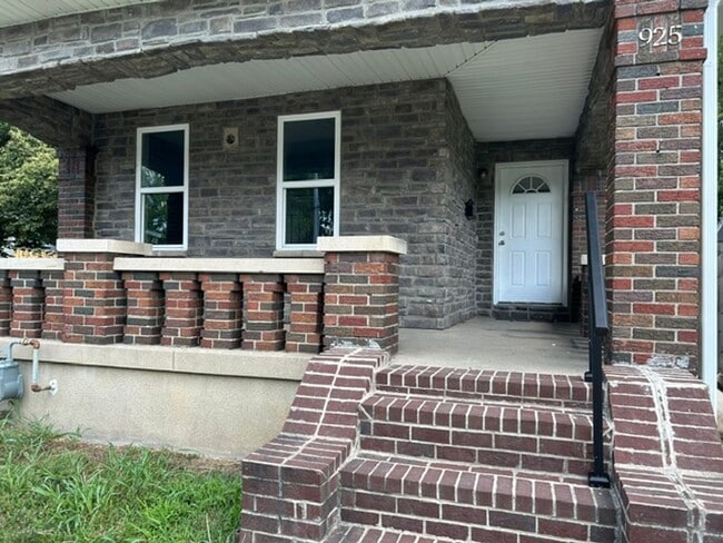 Building Photo - 925 Xenia Ave