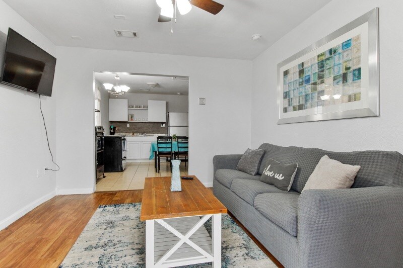 Primary Photo - 2219 Almonaster Ave