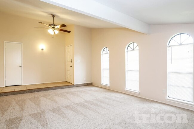 Foto del edificio - 5655 Hardwood Forest Dr