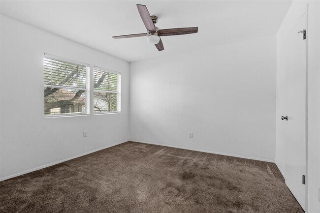 Foto del edificio - 4413 Whispering Valley Dr
