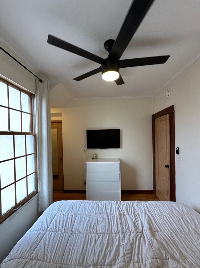 Dormitorio 1 - Cama tamaño king - 3016 DuPont Ave S