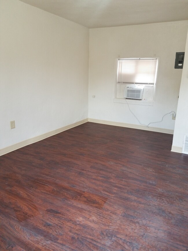 Building Photo - 1204 S Gold Ave